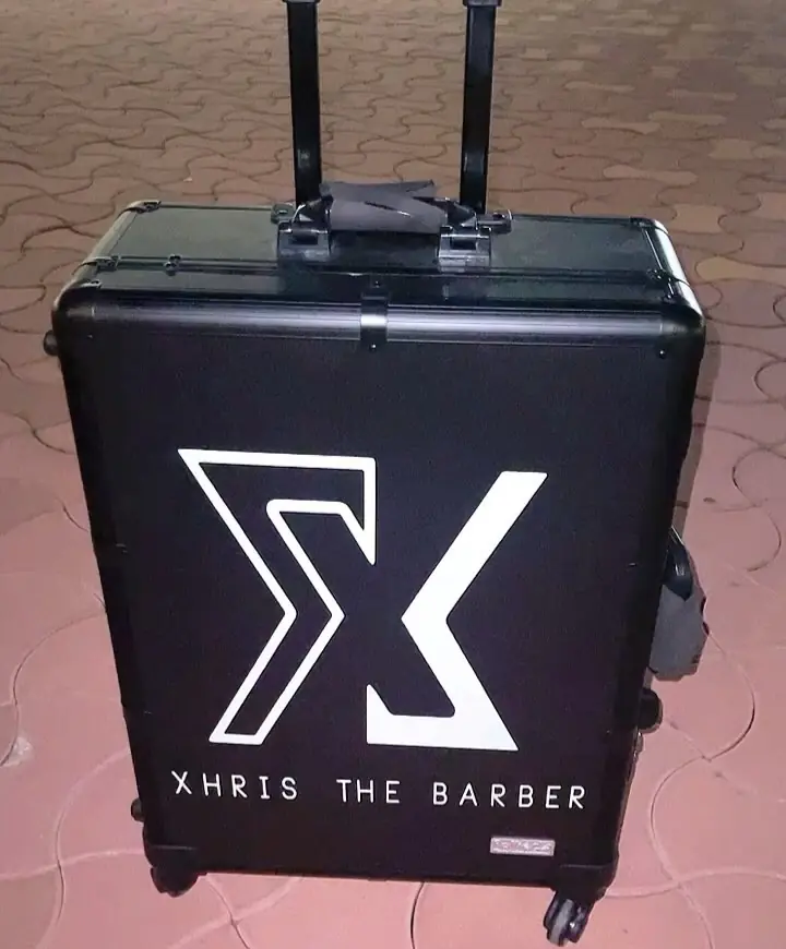 La maleta de trabajo de Xhris The Barber con su logotipo