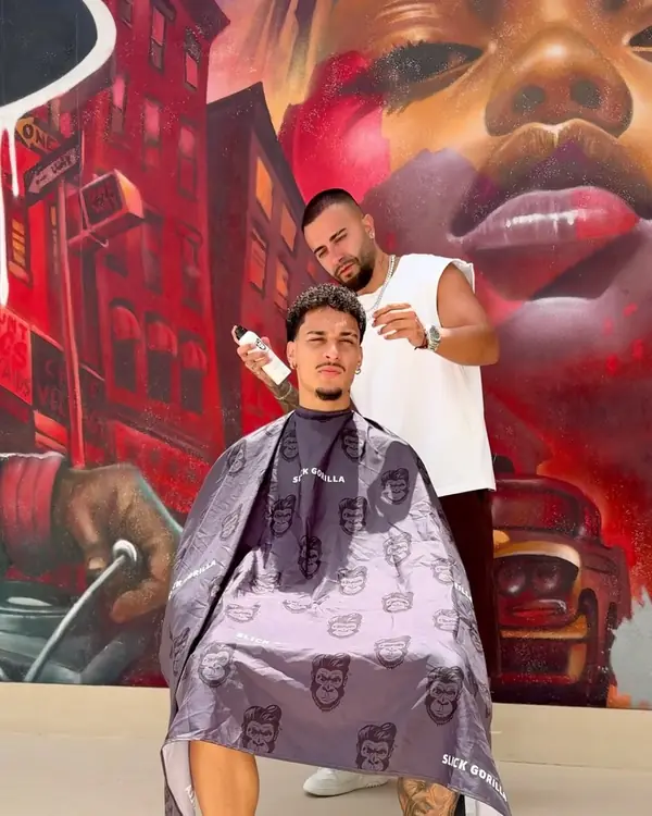 Antony en el sillón durante su servicio VIP con Xhris