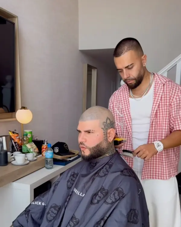 Xhris cortando el pelo a Farruko antes de los Premios Juventud