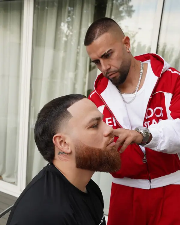 Xhris perfilando la barba de Miky Woodz