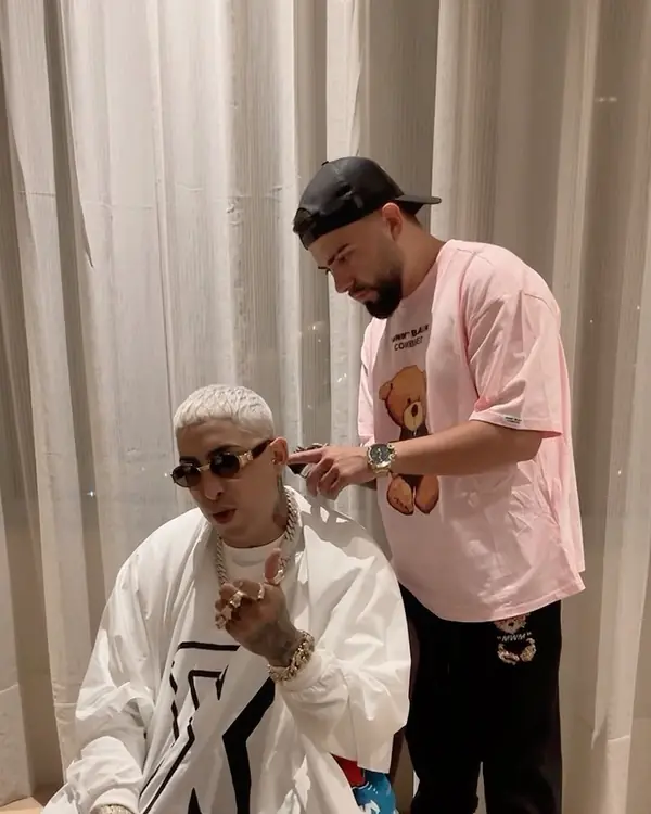 Ñengo Flow con el pelo decolorado en blanco junto a Xhris